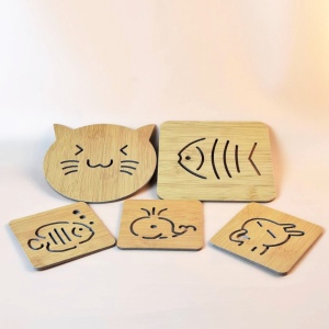 ที่รองแก้ว แผ่นรองหม้อกันร้อน ขนาด 14x14 ซม. มีให้เลือก 2 ลาย ลายก้างปลา ลายแมว