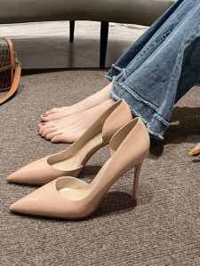 รองเท้าส้นสูงสีเปล่าสำหรับผู้หญิง ฤดูร้อน 2025 ดีไซน์ใหม่ ดีไซน์ด้านข้างเปิด รองเท้าส้นเดี่ยวส้นบาง ทรงหัวแหลม รองเท้าแฟชั่น