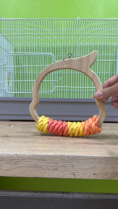 ชิงช้านกไม้ทรงปลา พร้อมเชือกสี นุ่มจับสบาย สำหรับนกหงส์หยก เลิฟเบิร์ด นกเล็ก 24x23 CM