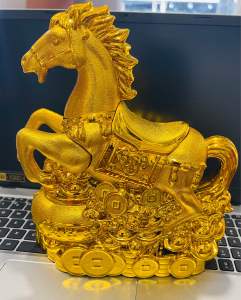 Ngựa Vàng giả nhựa dùng để trang trí mang lại May Mắn Tài Lộc và Thịnh Vượng.