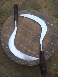 arit rumput dan ranting cap bintang 5original produk Madura dijamin jos bahan full baja pir trukanti rompal dan mleotutk masih kuatsiap dipakai dan sudah diasahfull baja cocok buat ranting kecil dan juga rumput gajahan