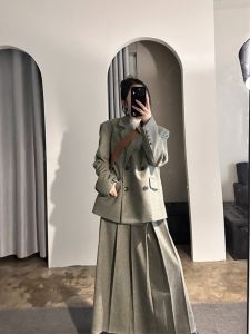 ชุดสูทผู้หญิงฤดูหนาวปี 2024 ทรงเข้ารูปสไตล์เกาหลี เสื้อโค้ทผ้าขนสัตว์และกระโปรงสั้นสองชิ้น เสื้อผ้าทำงานสไตล์เกาหลี