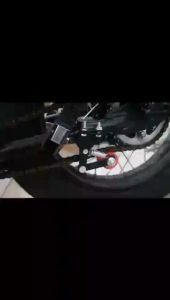 ตัวดันโซ่รถมอเตอร์ไซค์ แบบลูกกลิ้ง ใช้ได้กับรถทุกรุ่น ตัวดันโซ่ลูกกลิ้ง ตัวดันโซ่มอเตอร์ไซค์ ตัวดันโซ่จักรยานยนต์ ที่ดันโซ่