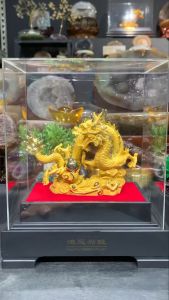 💰风水摆件镀纱金 祥龙献瑞 包括红礼盒 ➡️镀金身祥龙献瑞🐲 龙珠🔮 {将龙爪抓着龙珠作为摆件放置在家中，寓意着家庭的繁荣和财运的旺盛}  高(Height): 25cm 宽(Width): 21x13.5cm 重(Weight)加礼盒重: 0.85kg