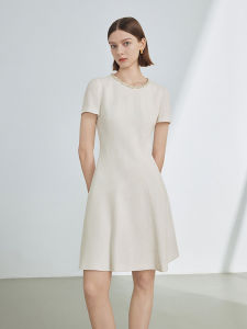 ชุดเดรสยาวทรงเอเอวสูงสไตล์ฝรั่งเศสย้อนยุค ฤดูร้อน 2024 ชุดเดรสยาวทรงเอเข้ารูปกระชับสัดส่วน แขนสั้น ปกกลม สีพื้น