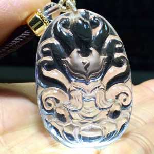 Pure natural white crystal nine-tailed fox fox pendant. The overall design is vivid and lifelike with an extremely beautiful and realistic appearance.