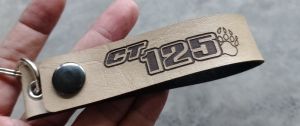 พวงกุญแจ HONDA CT125 พวงกุญแจหนัง ฮอนด้า ยิงเลเซอร์ โลโก้ มอเตอรไซค์ MOTORCYCLE BIKER KEYCHAIN