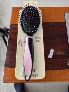 แปรงหวีผม cushion ด้ามยาง วัตสัน