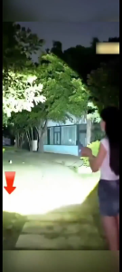 Đèn pin cầm tay siêu sáng chiếu xa 1000m Sáng Trắng Chóa To Pin Trâu Chông NướcĐèn Pin Sạc tuần tra