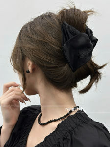 Elegant Triangular Embossed Print Hair Clip for Women Versatile Hair Accessories Retro Style Fashionable Hair Grips for All Occasions