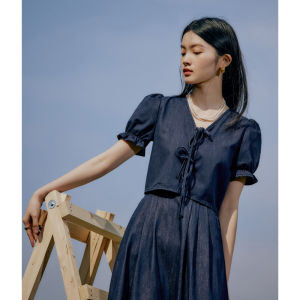 ชุดเดรสสั้นสไตล์วินเทจฝรั่งเศสพร้อมเสื้อเชิ้ตยีนส์สำหรับผู้หญิง ชุดทำงานฤดูร้อน 2023 ชุดกระโปรงสั้นแขนสั้นคอวีแขนพอง