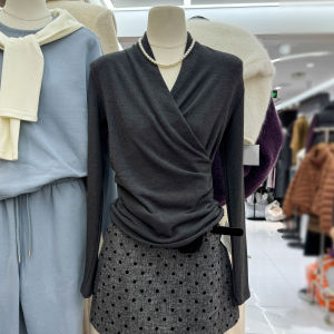 เสื้อยืดคอกว้างทรงเข้ารูปสำหรับผู้หญิง ฤดูใบไม้ร่วง/ฤดูหนาว 2025 ดีไซน์ใหม่ สีเทาเข้ม เสื้อตัวบนแขนยาวทรงปกติ