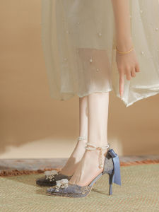 รองเท้าแตะส้นสูงประดับมุกสำหรับผู้หญิง ส้นบาง ทรงหัวแหลม รองเท้าแตะแบบสวมส้นเตี้ย พื้นยาง กันน้ำ ใส่สบาย ฤดูร้อน 2025