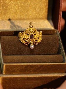 แหวนดีไซน์หรูหราสําหรับผู้หญิงพร้อมพู่โลหะผสมไม่ซีดจางชุบทองและเงินเหมาะสําหรับงานแต่งงานและของขวัญเทศกาล Qixi