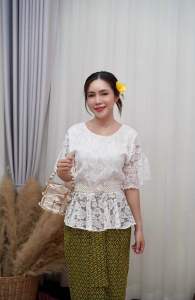 เสื้อลูกไม้คอ กลมระบายปลายแขนชายย้วยๆ