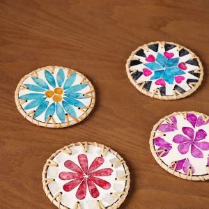 ที่รองแก้วเปลือกหอยขอบหวายที่รองแก้วสีสันสวยงาม ที่รองถ้วยกาแฟ ที่รองแก้ววางโต๊ะทำงาน แผ่นรองอาหารจาน แผ่นรองแก้วทรงกลม