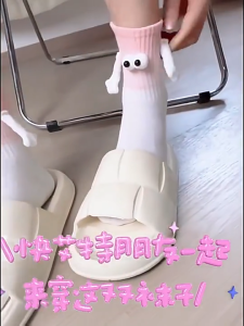 Couples holding hands socks magnet personality stereoscopic doll cute white cotton hold hands stockin Cute Hand-Holding Socks 情侣牵手袜