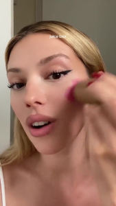 การจัดส่งรวดเร็ว rhode pocket blush บลัสสติ๊ก