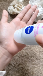 Lăn khử mùi dưỡng sáng da mềm mịn Nivea Derma 72h Active Protection 50ml - Thái Lan