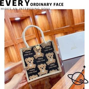 QDshop พร้อมส่งจากไทย กระเป๋าแฟชั่นสำหรับคุณผู้หญิง ลายน้องหมีสุดน่ารัก พกพาสะดวก สไตล์เกาหลี ดีไซน์ใบเล็กๆน่าใช้มาก น้ำหนักเบา สาวๆคือห้ามพลาดเลย