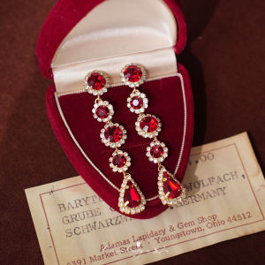 Vintage Beauty Goddess Style French Retro Sparkling Hong Kong Wind Encore Red Shiny Wine Red Rhinestone Earrings Clip Ons for Women