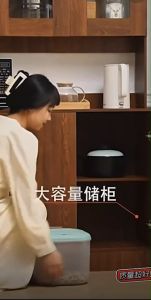 ชั้นวางแบบครัว เคาน์เตอร์ สำหรับห้องครัว มีชั้นที่สดใส แต่ละชั้นสามารถสร้างตู้เก็บของประหยัดพื้นที่ได้