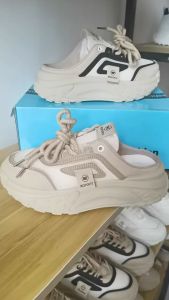 รองเท้าผ้าใบผู้หญิง ใส่สบายและระบายอากาศได้ดี รองเท้านักเรียนพื้นหนาลำลองทันสมัย สูงขึ้น 5 ซม