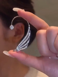 ต่างหู แบบหนีบ รูปปีกเพชร แบบเรียบง่าย สําหรับผู้หญิง