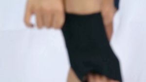 Ankle Support BALLERBRO / Ankle Brace\r\n\r\n Apa Itu Ankle Support BALLERBRO?\r\n\r\nAnkle Support BALLERBRO adalah perlengkapan olahraga ankle yang dirancang khusus untuk memberikan dukungan dan perlindungan pada pergelangan kaki saat berolahraga. Brace ankle penyokong ini dirancang dengan bantalan ankle untuk olahraga yang memberikan stabilitas tambahan dan melindungi pergelangan kaki dari cedera.\r\n\r\n Keuntungan Menggunakan Ankle Support BALLERBRO\r\n\r\n Meningkatkan Stabilitas Ankle\r\n\r\nAnkle Support BALLERBRO dirancang untuk memberikan dukungan tambahan pada pergelangan kaki, yang membantu meningkatkan stabilitas saat berolahraga. Ini sangat penting untuk atlet dan individu yang berpartisipasi dalam olahraga yang intensif, seperti bola basket, sepak bola, dan tenis, di mana risiko cedera pergelangan kaki lebih tinggi.\r\n\r\n Perlindungan Melawan Cedera\r\n\r\nAnkle Support BALLERBRO juga dirancang untuk melindungi pergelangan kaki dari cedera. Dengan bantalan ankle yang kuat, brace ankle penyokong ini mencegah gerakan tidak normal yang dapat menyebabkan cedera pada pergelangan kaki. Ini sangat berguna untuk individu yang sudah memiliki riwayat cedera pergelangan kaki dan ingin mencegah cedera yang sama terjadi lagi.\r\n\r\n Cara Memilih dan Menggunakan Ankle Support BALLERBRO\r\n\r\n Tips Memilih Ukuran Ankle Support\r\n\r\nMemilih ukuran yang tepat sangat penting untuk mendapatkan manfaat maksimal dari Ankle Support BALLERBRO. Pastikan untuk mengukur pergelangan kaki Anda dengan benar sebelum membeli brace ankle penyokong. Anda dapat menemukan panduan ukuran di situs web BallerBro atau menghubungi tim dukungan pelanggan mereka jika Anda membutuhkan bantuan.\r\n\r\n Cara Menggunakan Ankle Support BALLERBRO dengan Benar\r\n\r\nUntuk mendapatkan manfaat maksimal dari Ankle Support BALLERBRO, penting untuk memakainya dengan benar. Pastikan brace ankle penyokong terpasang dengan kuat dan nyaman di pergelangan kaki Anda sebelum berolahraga. Jika Anda merasa tidak nyaman atau jika brace ankle penyokong terlalu longgar atau terlalu ketat, Anda mungkin perlu mengganti ukuran.\r\n\r\n Testimoni Pengguna Ankle Support BALLERBRO\r\n\r\nBanyak pengguna Ankle Support BALLERBRO telah memberikan testimonial positif tentang produk ini. Mereka menyatakan bahwa brace ankle penyokong ini membantu meningkatkan stabilitas pergelangan kaki mereka dan melindungi mereka dari cedera saat berolahraga. Beberapa pengguna bahkan mengatakan bahwa mereka tidak lagi merasakan sakit pada pergelangan kaki mereka setelah mulai menggunakan Ankle Support BALLERBRO.\r\n\r\n Order Ankle Support BALLERBRO di Lazada\r\n\r\nJika Anda tertarik untuk mencoba Ankle Support BALLERBRO, Anda dapat memesannya di Platform Lazada. BallerBro adalah akun resmi dari BallerBro di Lazada. Untuk memesan, silakan chat ukuran dan warna yang Anda inginkan di pesan untuk penjual. Anda juga dapat mengunjungi Instagram @Ballerbroidn untuk informasi lebih lanjut tentang produk ini.\r\n\r\n Langkah-langkah Pemesanan\r\n\r\n1. Kunjungi halaman produk Ankle Support BALLERBRO di Lazada.\r\n2. Pilih ukuran dan warna yang Anda inginkan.\r\n3. Klik tombol \"Beli Sekarang\" atau \"Tambah ke Keranjang\".\r\n4. Masukkan detail pengiriman dan pembayaran Anda.\r\n5. Konfirmasi pesanan Anda.\r\n6. Tunggu hingga pesanan Anda dikirim dan diterima.