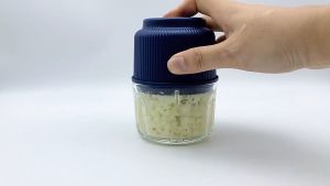 เครื่องปั่นกระเทียม USB ครื่องปั่นพริก เครื่องบดกระเทียม ที่บดกระเทียมไฟฟ้า เครื่องบดไฟฟ้าอเนกประสงค์ 300ML ไร้สาย ปั่นเนื้อ/ปั่นอาหาร