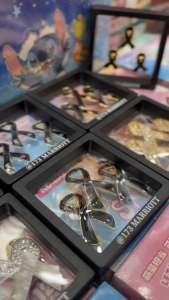 เข็มกลัดชฎา🚚พร้อมส่ง24 ชั่วโมง🛒พร้อมส่งจากไทย🚚 เข็มกลัดริบบิ้น โบว์ริบบิ้นสีลายทอง/ลายเงิน ไว้อาลัย หมุดติดเสื้อไว้ทุกข์ ใช้ได้ทั้งหญิงและชาย