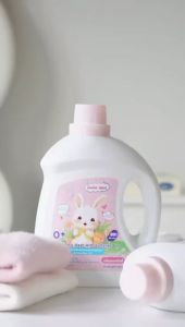 น้ำยาซักผ้าเด็กผสมปรับผ้านุ่ม ZooZoo Island สูตรอ่อนโยน 2in1 กลิ่นน้ำผึ้งเกสรดอกไม้ ขนาด 2 ลิตร Baby Laundry Detegent