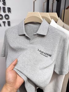 เสื้อยืดคอโปโลผู้ชายคอกลมแขนสั้นทรงหลวมสไตล์ลำลองระดับไฮเอนด์ พิมพ์ลายกางเกงขาสั้นสำหรับฤดูร้อน ผ้าฝ้ายผสมโพลีเอสเตอร์