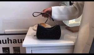 กระเป๋าสะพายข้าง กระเป๋าRhinestone Chain Strip เต็ม รูปร่างที่น่าสนุก แนวโน้มแฟชั่นเฉพาะกลุ่ม กระบวนการดำเนินชีวิต ประหยัดเลือก สวยงาม ชุ่มชื่น