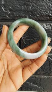 J132กำไลหยกพม่าเนื้อเทียนวาวสีเขียวขาวอมม่วงอ่อน