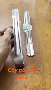 Kẹp gắp đá thức ăn bằng inox có răng cưa đa năng tiện lợi chắc chắn chống gỉ là trợ thủ cần thiết trong nhà bếp giúp bạn dễ dàng gắp đồ nóng lạnh và các loại thực phẩm mà không cần tiếp xúc trực tiếp hạn chế bỏng và đảm đảm vệ sinh