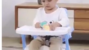 Ghế ăn dặm mắt kính gấp gọn có dây bảo hiểm cho bé