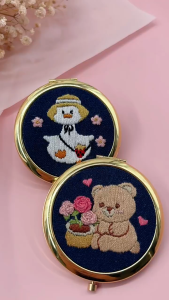 DIY เย็บปักถักร้อยกระจกชุดเย็บปักถักร้อยกระจกโต๊ะเครื่องแป้งชุดมือจักรเย็บผ้าชุดปักครอสติที่มีประทับแบบผ้าเย็บปักถักร้อยห่วงด้ายผู้หญิงกระจกงานฝีมือของขวัญสำหรับตกแต่งบ้านงานฝีมือที่ทำด้วยมือของขวัญ