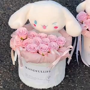 ตุ๊กตาสุนัขอบเชย ช่อดอกไม้ ของขวัญวันเกิดสำหรับสาวๆ เพื่อส่งให้เพื่อนซี้ สาวๆ และเพื่อนๆ ดอกไม้นิรั ของขวัญวันวาเลนไทน์