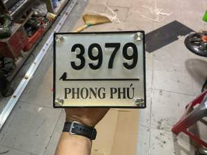 Bảng số nhà màu bạc chữ số đen nổi