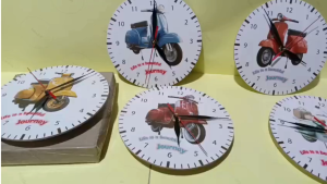Jam dinding kayu gambar motor Vespa