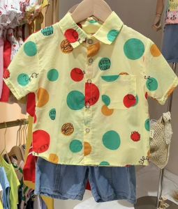 เด็กผู้ชายใส่เสื้ออาร์ตเวิร์คเต็มตัวเสื้อแขนสั้นระบายอากาศกางเกงขาสั้นผ้าเดนิมสีพื้นเทรนด์ฤดูร้อนทูพีซ