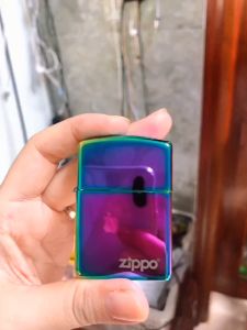 Bật Lửa hộp quẹt Zippo Màu Tím Titan (Tím Cầu Vòng - Tím ánh kim Tím bảy màu) Hàng loại 1 vỏ bằng đồng có tem đỏ ( không xăng)