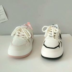 พร้อมส่งจากไทย 2025NEW รุ่นQ92 รองเท้าฮิตๆ ผู้หญิง รองเท้าผ้าใบ พื้นหนา แก๊งต่ำ ทรงแฟชั่น ระบายอากาศได้ดี การจับคู่สีคลาสสิกสีดำและสีขาว