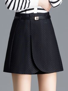 กระโปรงสั้นลายปักสีดำไม่สมมาตรเอวสูง ทรงหลวม ทรงเอ สำหรับผู้หญิง ฤดูใบไม้ร่วง 2025 แฟชั่นเกาหลี สไตล์ลำลอง กระโปรงทรงเอ