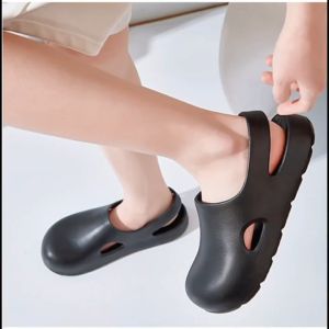 Disney รองเท้าแตะผู้หญิง รองเท้าหัวโต พื้นหนา เสริมส้น กันลื่น  เหมาะสำหรับทุกฤดูกาล