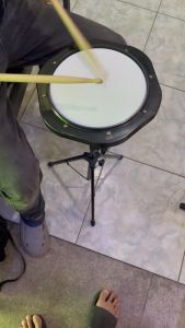 Mặt Pad tập trống có kèm chân dùng luyện các bài tập technique