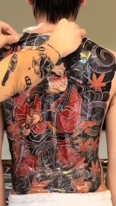 ลายสักเต็มหลัง ผู้ชายผู้หญิงแททูลายสักเท่ๆ กันน้ํา ติดทน5-7วัน ติดง่าย ไม่สะท้อนแสง 48 ซม.x33 ซมสติกเกอร์รอยสักชั่วคราว แทททูเต็มหลัง Tattoo