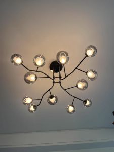 โคมไฟระย้าโมเลกุลถั่ววิเศษอันทันสมัยที่ห้อยไฟกระจกสีเทาควันทรงลูกบอลสำหรับร้านอาหารอิตาเลียนบาร์ห้องนั่งเล่นแสงที่ทันสมัย