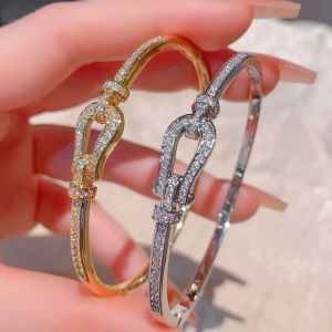 Fashionable Horse Hoof Clasp Bracelet Womens Luxury Minimalist Versatile Elegance Buckle Wristband Alloy Silver Gold Plated